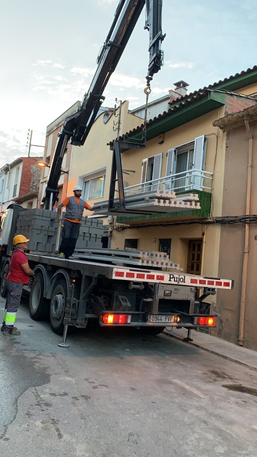 Grúa entregando material